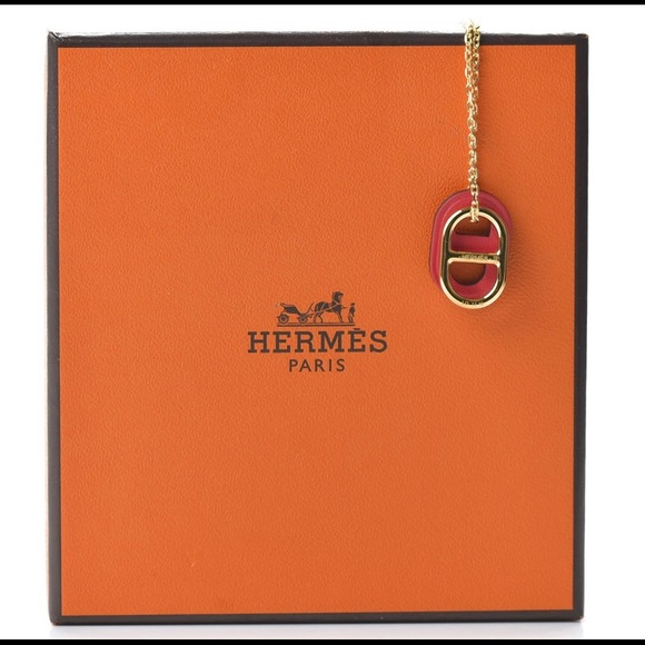 Herme Pendant Necklace - Picture 7 of 9